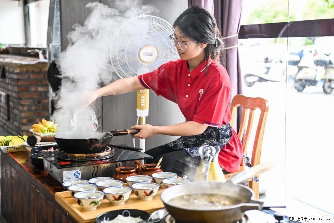 全网追的“扁担女孩”，找了一份暑假工，时薪12元 - 潍坊生活资讯 - 潍坊28生活网 wf.28life.net